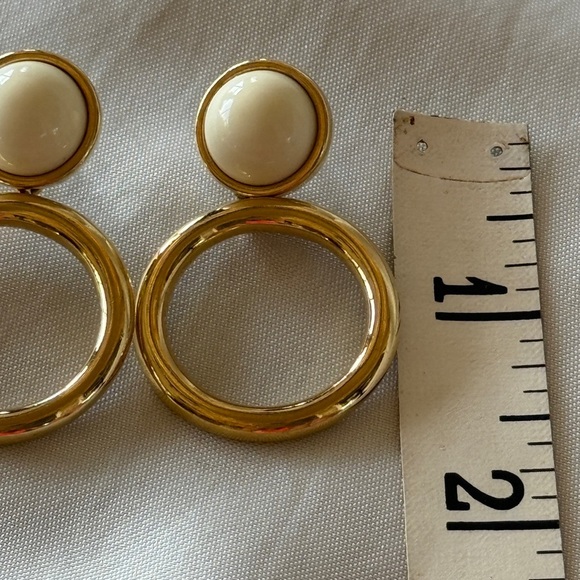 Vintage Signed Monet Gold Tone Circle Drop Earrings Creamy Ivory Cabochon Stone - Picture 8 of 14